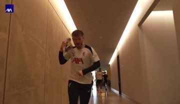 谈球吧欢乐多🤣范迪克查迟到，麦卡最后抵达表示没迟到并问：努涅斯呢