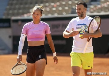 2人晋级3人出局!中国金花2连胜,郑钦文太狠了:一天一练都晒黑了