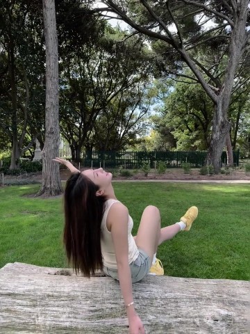 谈球吧官网登录入口甜！高诗岩妻子更新社媒晒旅游Vlog 两人评论区甜蜜互动