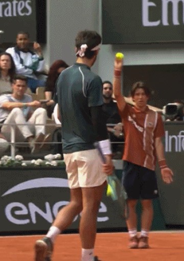 谈球吧(中国)官方网站脚踢网球击中司线员！穆塞蒂：是巧合，我不想伤害任何人