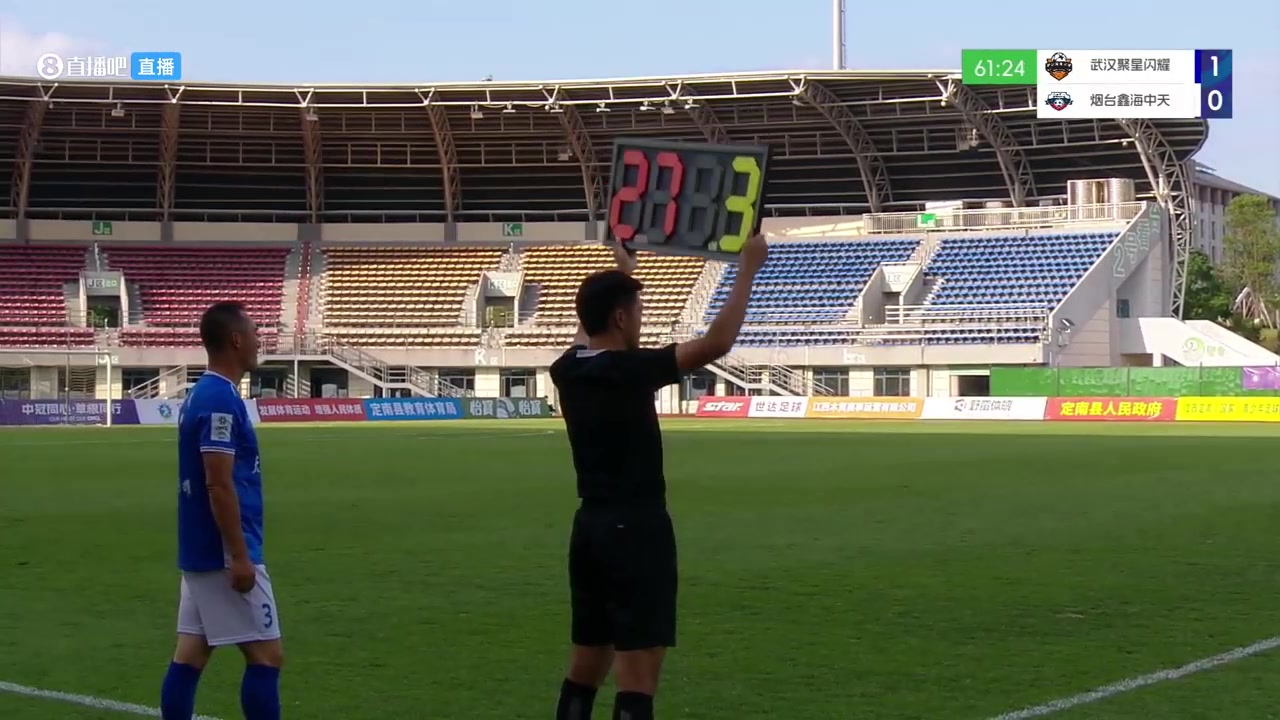 谈球吧官网登录入口😦主教练正在热身？中冠第61分钟武汉52岁主教练将自己替换上场