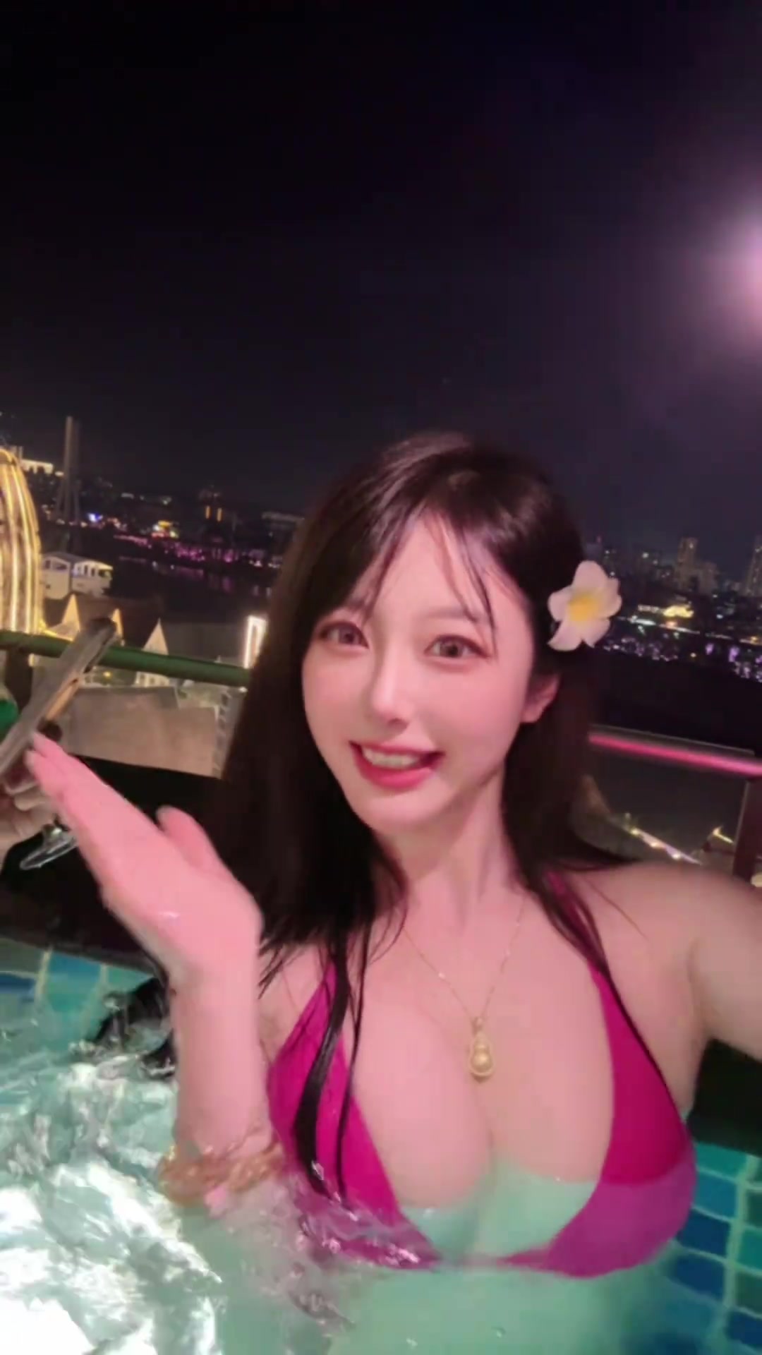 谈球吧官网登录入口真不把网友当外人😍《黑神话》萍萍演员更新泳装视频：带大家看看夜景